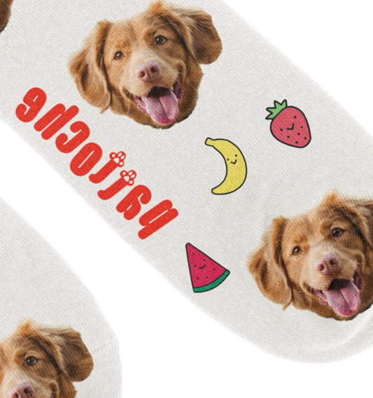 Gros plan sur le motif fruits kawaii avec portrait de chien - chaussettes Pattoche