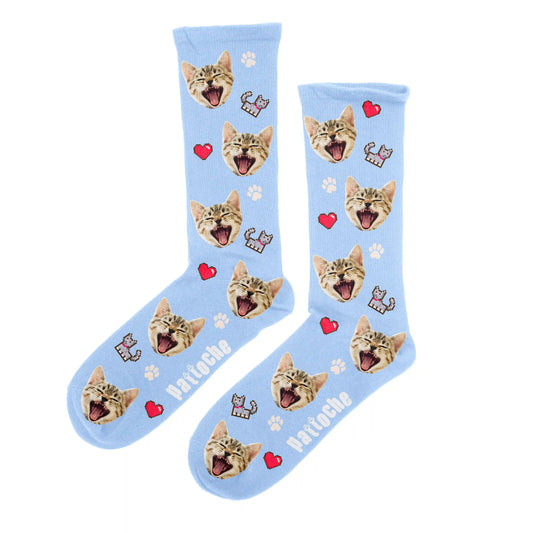 Chaussettes cœur pixel art bleues avec portrait de chat - design cœurs et empreintes Pattoche