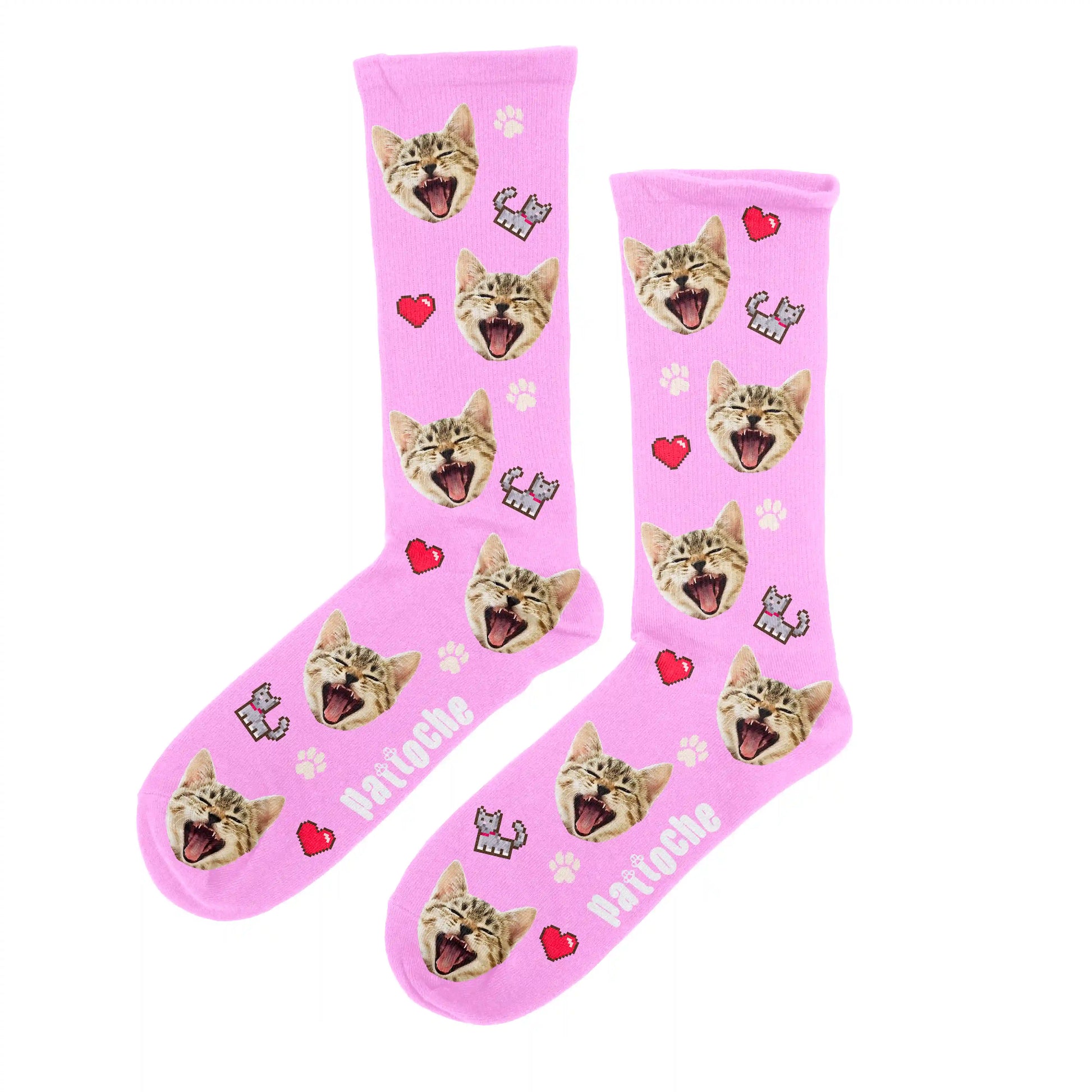 Chaussettes cœur pixel art roses avec portrait de chat  design cœurs et empreintes Pattoche