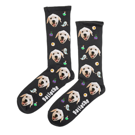 Chaussettes Halloween pixel art noires avec portrait de chien - design fantômes Pattoche
