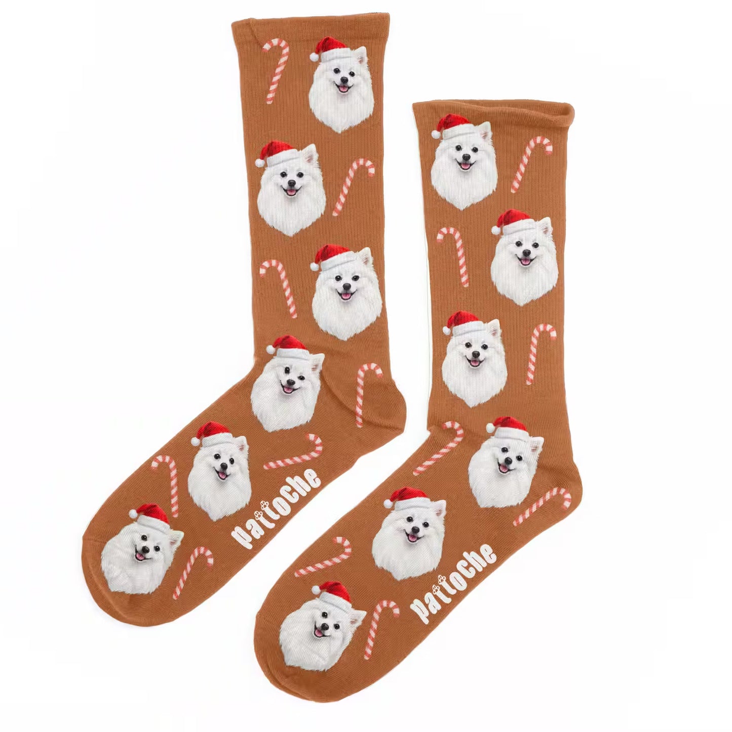 Chaussettes de Noël pour adulte brunes avec motifs sucres d’orge et tête d’un chien blanc