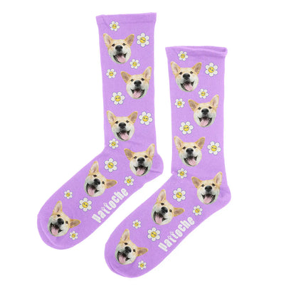 Chaussettes Daisy personnalisées mauve avec portrait de chien - design marguerites kawaii Pattoche